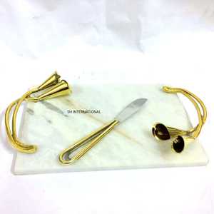 Bandeja Rectangular Grande de Mármol Blanco Moderno Personalizada con Detalles en Oro y Plata, Tabla de Quesos de Madera con Cuchillo para Decoración Navideña, Eid y Ramadán - Product Image 1