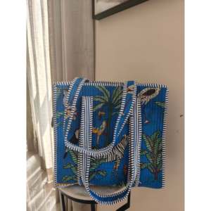 Sac fourre-tout Jungle Joy moyen bleu océan avec fermeture éclair, résistant à l'eau, décoration brodée, doublure en polyester - Product Image 1