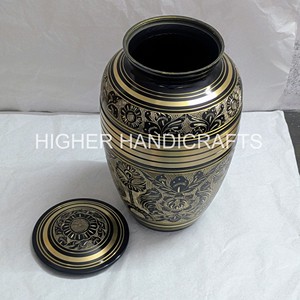 Urne funéraire en laiton pour adultes pour cendres noire avec gravure dorée Urne funéraire artisanale Fournisseur en gros - Product Image 5