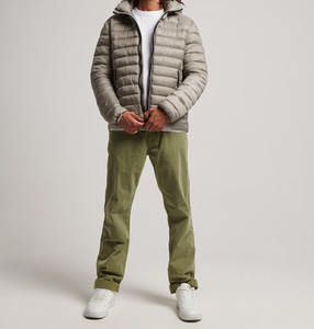 Veste matelassée pour homme avec col montant et capuche, logo brodé, vêtements décontractés d'hiver, couleur unie, coupe décontractée, veste d'hiver pour homme - Product Image 1