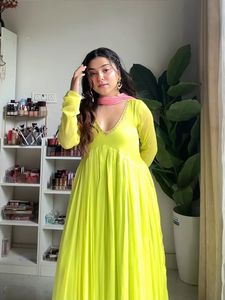 Ensemble prêt-à-porter de créateur pour soirée, composé d'un haut en faux georgette brodé de sequins, d'un pantalon en micro-coton et d'un dupatta en faux georgette. - Product Image 5
