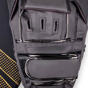 Pads de frappe en cuir de qualité supérieure pour l'entraînement de boxe – Équipement de boxe haut de gamme - Product Image 3