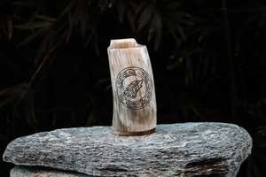 Mug en corne de loup Fenrir de style viking, fabriqué à la main en Inde, poli, durable, design unique sculpté pour les amateurs de bière et collection de cadeaux - Product Image 2