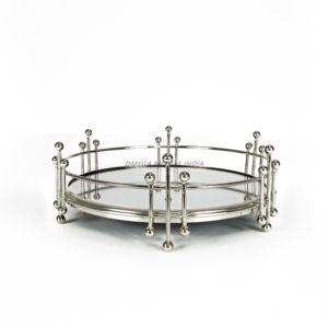 Plateau décoratif rond élégant en argent avec un design moderne et des accents de boule élégants parfait pour servir et décor élégant - Product Image 1