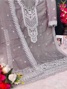 Costume Salwar pakistanais de luxe au design moderne avec séquence de broderie fonctionne avec des vêtements ethniques en dentelle à 4 côtés - Product Image 4