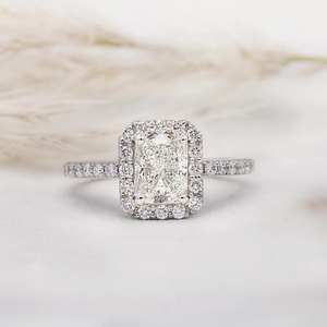 Anillo de compromiso CZ de corte radiante de 7x9mm con banda de Halo y pavé en plata | Joyería nupcial de lujo para boda - Product Image 1