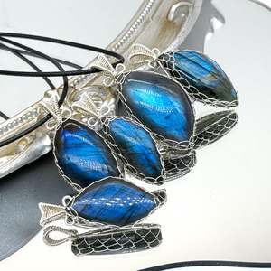 Collier pendentif Labradorite de feu bleu fil fait à la main enveloppé Unique bijoux de pierres précieuses naturelles cadeau de guérison spirituelle - Product Image 3