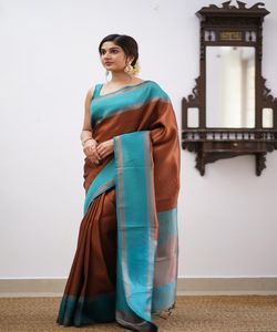 Vêtement de réception moderne en Crape/Creepe avec des perles pour les affaires élégantes Saree vert symbolisant la fraîcheur et la vitalité. - Product Image 6