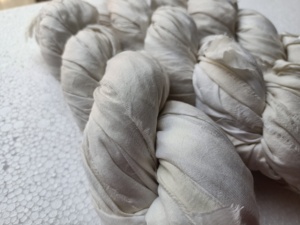 Rubans naturels de soie sari recyclés fabriqués à partir de sari de soie recyclée et de tissus adaptés à la teinture et idéaux pour les projets artisanaux - Product Image 3