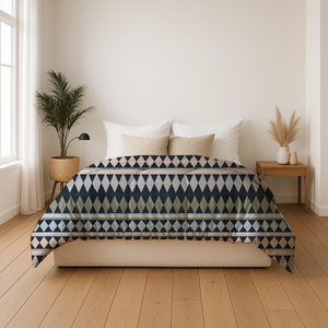 Juego de colcha acolchada blanca | Juego de edredón de microfibra bordado de 3 piezas | Proveedor OEM de ropa de cama para hotel y hogar - Product Image 1