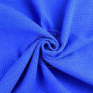 Toalla de golf tipo waffle con gestión avanzada de la humedad para mantener las manos secas y el agarre firme durante el juego. - Product Image 6