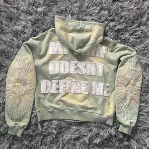 Sweat à capuche oversize conçu pour la mode urbaine moderne, idéal pour les ensembles d'automne, offrant confort et coupe élégante pour un usage quotidien - Product Image 2