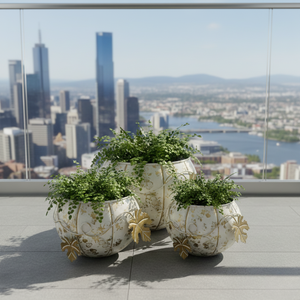 Ensemble de jardinières décoratives de luxe en métal blanc avec motif de feuilles dorées, pots ronds pour la décoration intérieure et extérieure de la maison et du jardin - Product Image 1