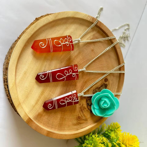 Pendentif plat élégant en cornaline rouge fait à la main collier en cristal poli enveloppe de fil énergie ciblée guérison inspiré Feng Shui ange - Product Image 1