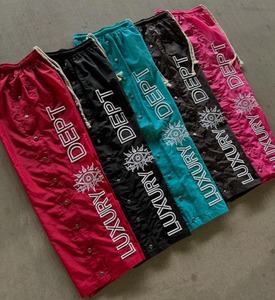 Pantalones de chándal OEM personalizados para mujer con botón a presión, cordón lateral, cintura, pierna ancha, pantalón acampanado de nailon - Product Image 2