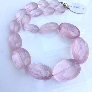 โรสควอตซ์ 650.00 กะรัต ทรงรีเหลี่ยมเพชรพลอย ธรรมชาติ สำหรับทำเครื่องประดับชั้นดี - Product Image 1