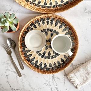 Vente en gros du Vietnam plateau de service rond en rotin incrusté de coquillages décoratifs plateau de table basse plateau de rangement de pain en bambou - Product Image 3