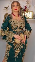 Veste traditionnelle algérienne vert bouteille et robe Badroune 2025, broderie avec des perles de verre cristal, des perles de pierre et des travaux de Dabka