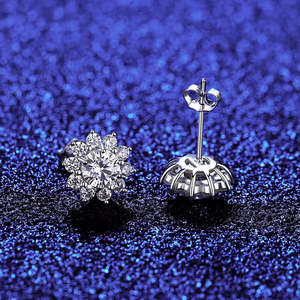 ต่างหูมอยส์ซาไนต์ทรงกลม 1 กะรัต รูปดอกไม้ ประดับเพชรแบบฮาโลคัท - Product Image 4