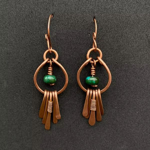 Boucle d'oreille ethnique en cuivre fabriqué à la main avec des motifs indiens classiques conçus pour l'appariement de tenues traditionnelles - Product Image 1