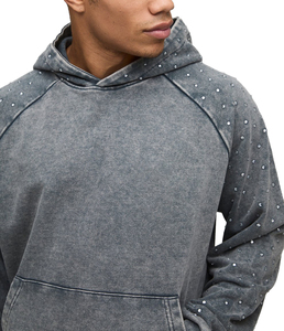 เสื้อฮู้ดแขนเรกแลนสีเทาเข้มแบบสั่งทำพิเศษสำหรับฤดูหนาว ผลิตจากผ้าฝ้าย 100% เป็นมิตรต่อสิ่งแวดล้อม กันลม ล้างสีแบบแอซิด ประดับด้วยคริสตัล ราคาขายส่งจำนวนมาก - Product Image 5