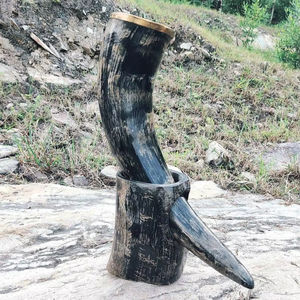 Cuerno para beber natural vikingo con soporte de cuerno y moldura dorada de latón de alta calidad - Product Image 1