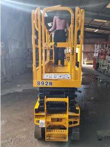 Plataforma Elevadora de Tijera Eléctrica JCB S2632E de 8 m, Transpaleta/Carretilla Elevadora con Tracción en las 4 Ruedas, Adaptabilidad para Terrenos Difíciles, Capacidad Todoterreno - Product Image 3