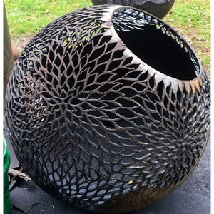 Foso de fuego de metal de diseño único con patrones de corte láser que crean impresionantes pantallas de sombras durante incendios nocturnos al aire libre - Product Image 6