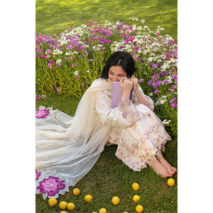 Conjunto Rang Rasiya de 3 Piezas: Camisa de Chifón con Lentejuelas Bordadas, Dupatta de Tela Khaddi con Bordado y Pantalones Bordados-BIC-4883 - Product Image 6