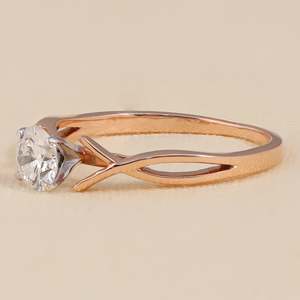 Bague de fiançailles en diamant solitaire rond cultivé en laboratoire avec bande torsadée - Product Image 3