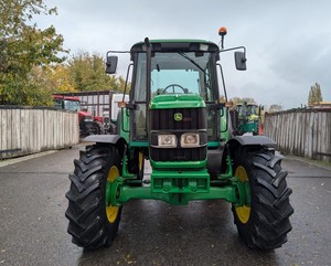 Tracteur à roues John Deere 6320 Diesel 100 CV 4x4 avec boîte de vitesses, cabine fermée pour moteur, garantie de 2 ans pour les travaux agricoles - Product Image 1