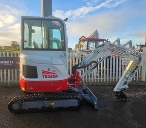 TAKEUCHI TB325R Mini-excavatrice sur chenilles compacte Takeuchi TB325R, couleur blanc et rouge - Product Image 1