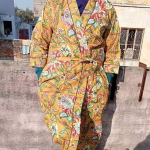Femmes longue imprimé fleuri coton Kimono Robe corail velours doux peignoir poche bouton fermeture thermique été vêtements de nuit Plus - Product Image 1