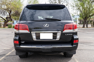 SUV Premium de Lujo, Tamaño Completo, Motor V8 de 5.7L, Automático, con Interior de Cuero y Funciones Avanzadas de Seguridad - Product Image 4