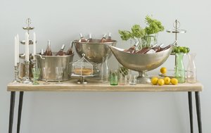 Chariot de bar en métal doré Chariot de service rectangulaire au design moderne Chariot d'extérieur pour hôtel de luxe à 2 niveaux et 4 roues au fini doré - Product Image 6