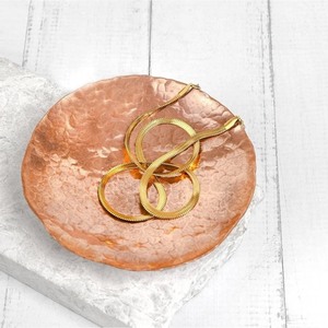 En solde, plat à bibelots en cuivre, moderne, portable, léger, cadeau d'anniversaire, personnalisé, présentoir à bijoux pour bagues - Product Image 1