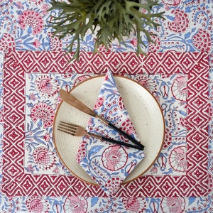 Paloma azul y flamenco rosa sobre flor blanca diseño bloque de mano estampado mantel cubierta de mesa y juego de lino regalo para regalo de mamá - Product Image 3