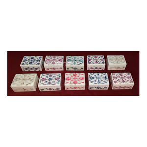 Boîte à bijoux incrustée de nacre en marbre blanc en forme de rectangle multicolore avec surface brillante utilisée pour la décoration de la maison et les cadeaux - Product Image 1