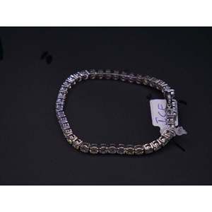 Bracelet tennis élégant et fin en or blanc avec zircons cubiques à quatre griffes, fermoir boîte, bijou raffiné au design impeccable - Product Image 1