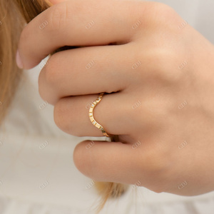 แหวนแต่งงานทรงโค้งสีทอง14K สำหรับผู้หญิงแหวนเพชรธรรมชาติสำหรับตัดมีหลายขนาด - Product Image 4