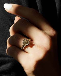 แหวนเพชรทรงเอเมอรัลด์คัท 2.5 กะรัต แบบฝังเรียงวงแหวนหนา ทองคำขาว 14K สำหรับงานหมั้นและงานแต่งงาน จากโรงงานผลิตเครื่องประดับ - Product Image 4