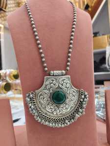 Ensemble de bijoux oxydé traditionnel pour femmes comprenant un collier, des boucles d'oreilles, une bague ethnique ton argent Combo idéal pour les fêtes, les mariages - Product Image 2