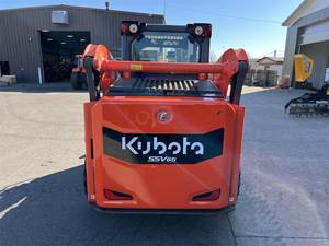 Skid Steer Kubota SSV65 2016 avec un design compact et durable construit pour la performance avec le moteur principal et les composants de la boîte de vitesses - Product Image 3