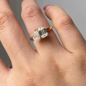 Anillo de Compromiso Único de Plata de Ley 925, Anillo de Dos Piedras Vintage con Moissanita en Corte Pera y Esmeralda, Estilo Toi et Moi - Product Image 1