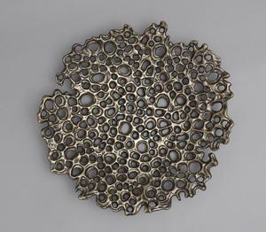 Bol à fruits design en métal avec motif artistique ajouré Parfait pour la décoration de table Durable Élégant Idéal pour les maisons modernes - Product Image 3