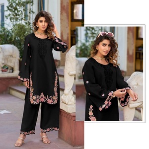 Salwar kameez pakistanais hautement recommandé avec Dupatta et Palazzo assortis disponibles aux prix de gros - Product Image 1