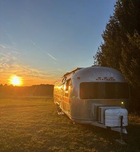 Casa Pequeña sobre Ruedas, Independiente de la Red |   Autocaravana Airstream Vintage de 30' Totalmente Renovada |   ENVÍO GRATUITO A TODOS - Product Image 1