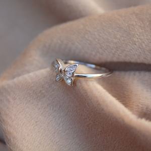 Anillo de Plata de Ley 925 con Mariposa y Circonitas, Diseño Minimalista con Engaste de Puntas, Joyería Fina Elegante y Clásica, Unisex, Envío el Mismo Día, Perfecto - Product Image 5