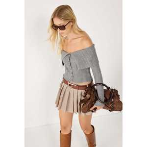 Suéter de Punto con Hombros Descubiertos y Detalle de Lazo, Transpirable, Informal, para Mujer, Otoño/Invierno, con Logotipo Estampado en la Parte Delantera - Product Image 2