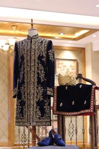 ELEGANTE PESADO BORDADO DE SHERWANI Y PANTALÓN CON CUENTAS DE CRISTAL EMBELLECIDO, TRABAJO DABKA PARA BODA = 2024 - Product Image 2